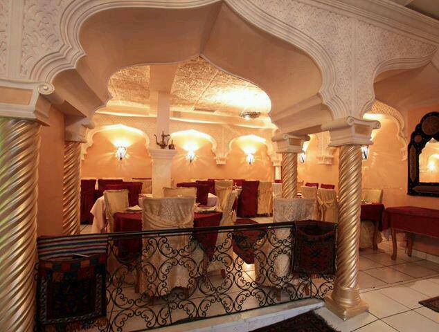 Intérieur du restaurant, tables, le palais bahia, nantes