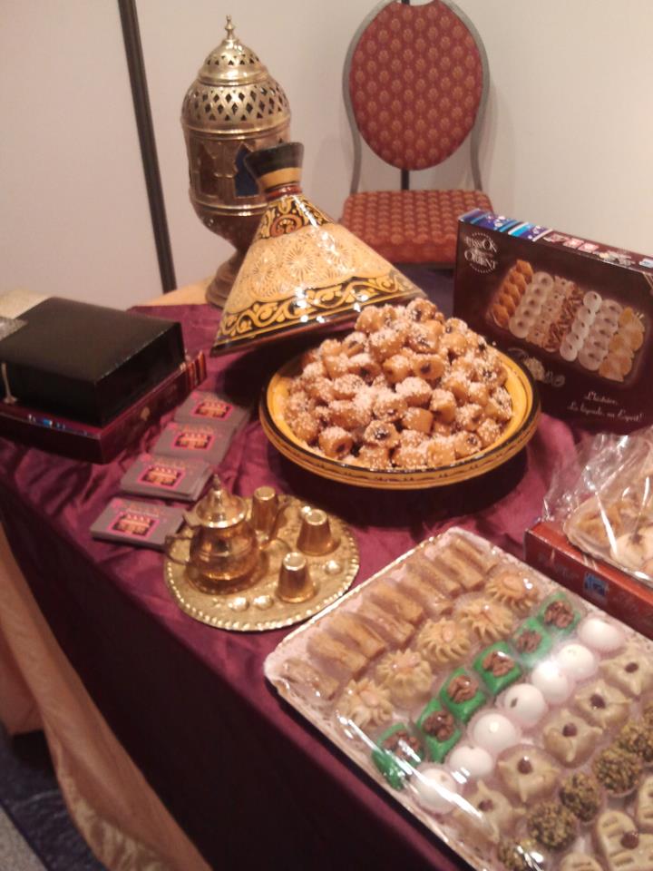 Plat à tajine, et Plateaux de pâtisseries orientales sur une table.